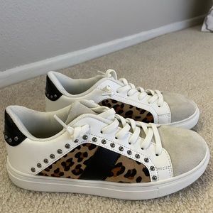 Woman’s tennis shoes size 6